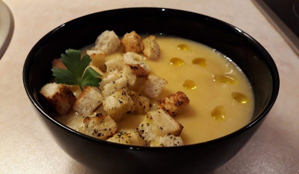 Крем супа от картофи, праз с крутони