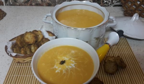 Крем супа с крутонени цветчета