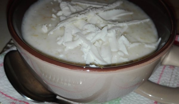 Кремсупа от пшеница и домашно овче сирене