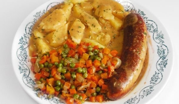 Кренвирши на фурна с картофи и сметана