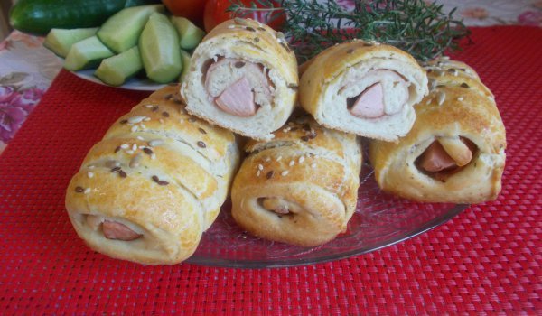 Кренвиршки с бекон и чубрица