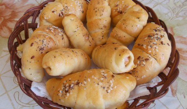 Кренвиршки с чубрица и семена