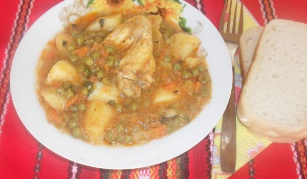 Крилца с грах, моркови и картофи