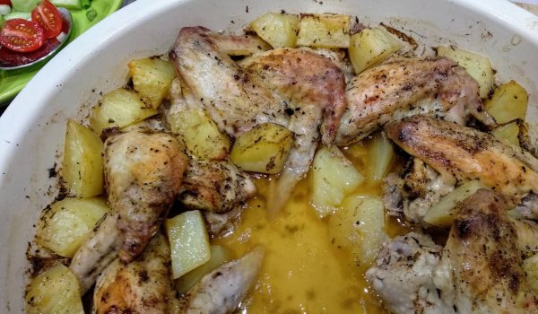 Крилца с картофи и бира на фурна