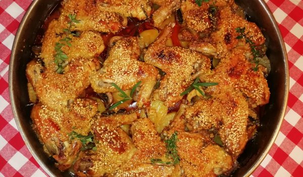 Крилца със сусам върху картофи и гъби
