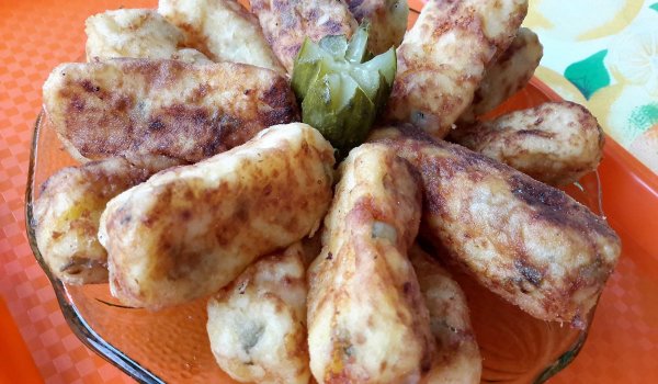 Крокети от картофи и кисели краставички за гарнитура