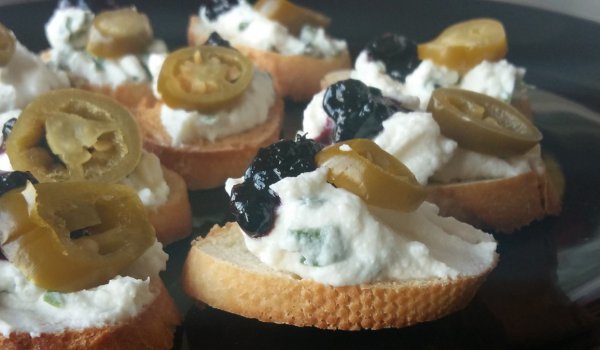 Кростини с боровинки и чушки Халапеньо