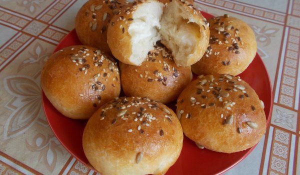 Кръгли питки с топено сирене и семена