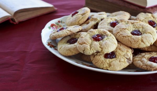 Курабийки с бял шоколад и череша