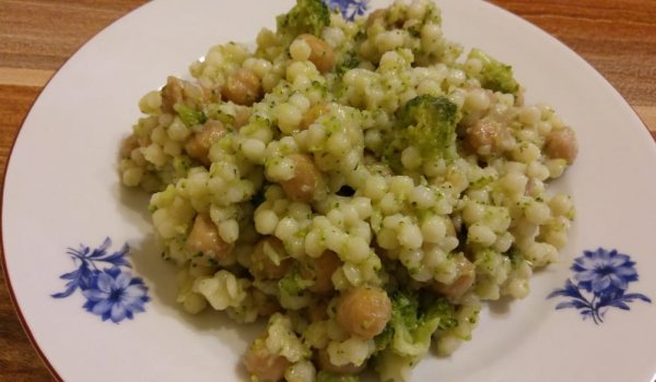 Кускус с броколи и нахут