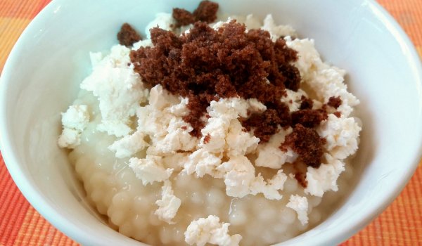 Кускус със сирене и кафява захар