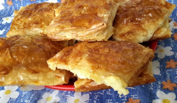 Квадратни банички с готови кори и сирене