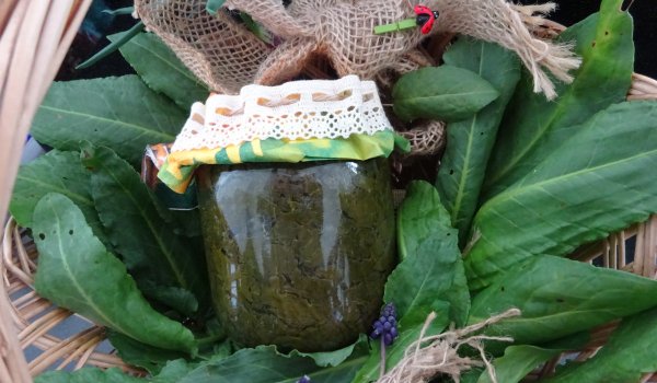 Лапад стерилизиран в буркани за зимата