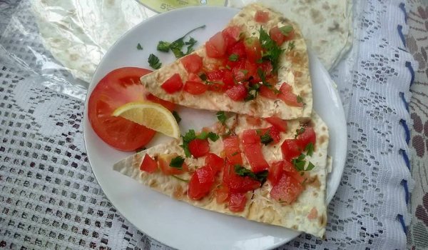 Лаваш брускети с домати