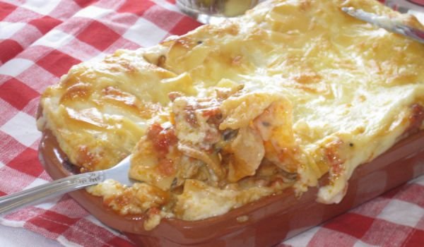 Лазаня с кайма, гъби и сушени домати