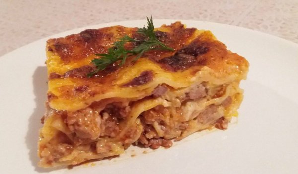 Лазаня с кайма и кашкавален сос