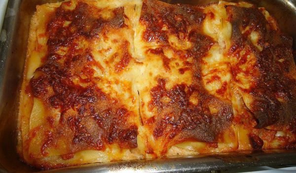Лазаня със сос Бешамел и доматен сос