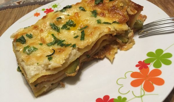 Лазаня със сос Болонезе и кисели краставички