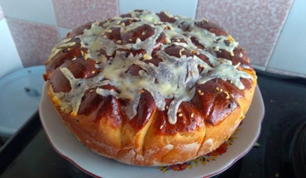 Лазарска питка с венец от плитка и роза