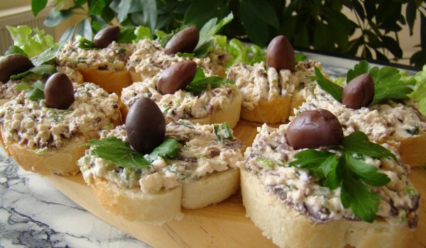Лек пастет с маслини и извара