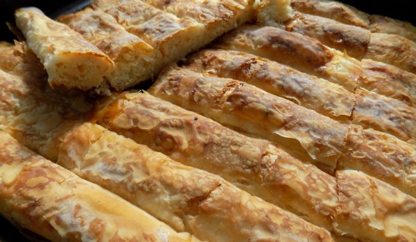 Лека баница с извара и кисело мляко