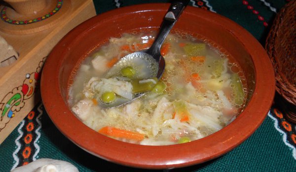 Лека пилешка супа със зеленчуци