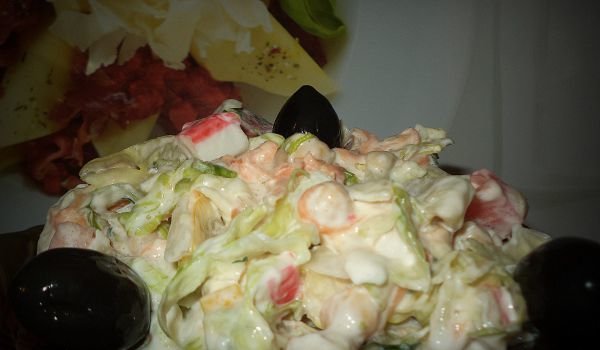 Лека салата с айсберг и нахут