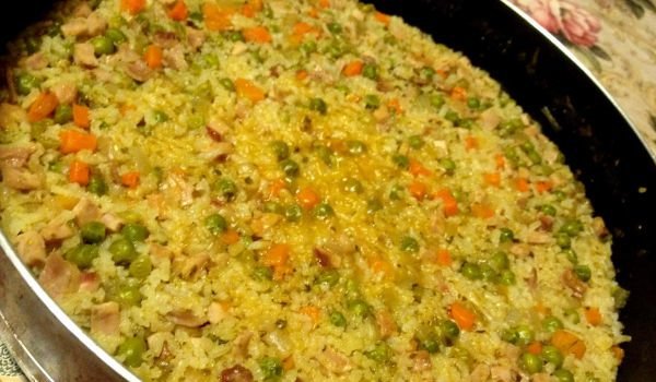 Леко пикантен ориз с шунка и зеленчуци