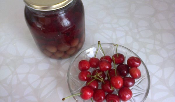 Лесен компот от череши
