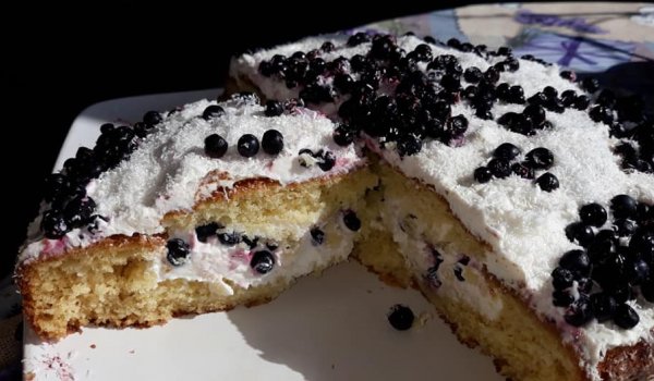 Лесен сладкиш със сметана и горски боровинки