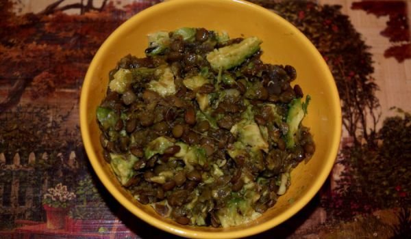 Леща с кълнове и авокадо