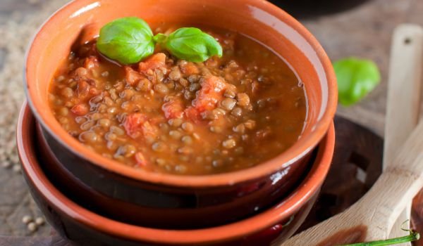 Леща с лук и домати