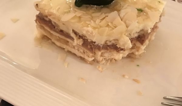 Лесна испанска торта със сладко от смокини и бял шоколад