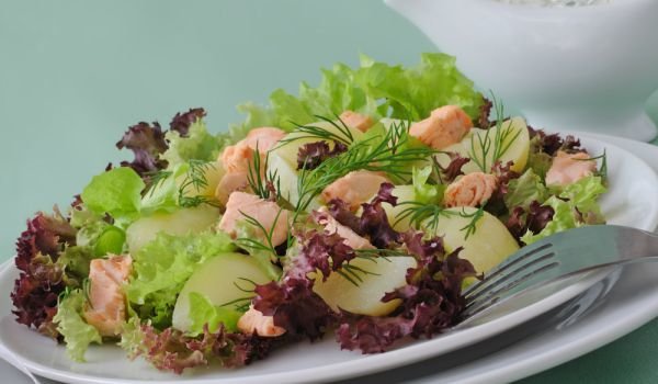 Лесна картофена салата със сьомга