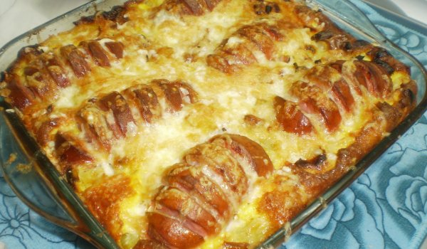 Лесна картофена запеканка с наденица