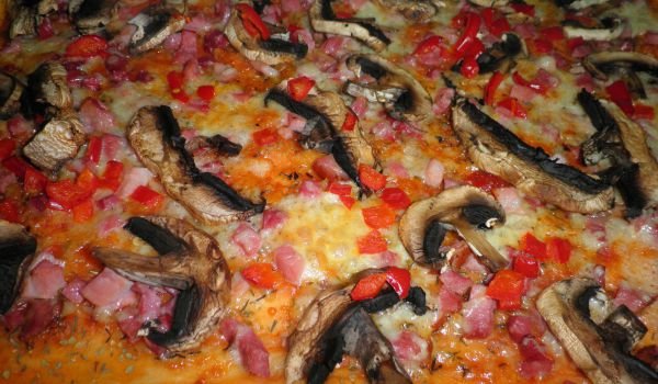 Лесна пица със свинско филе и гъби