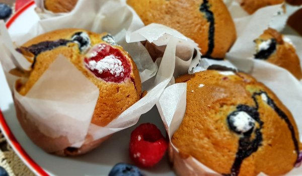 Лесни мъфини с боровинки и малини