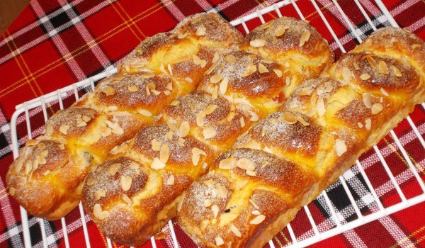 Лесни усукани козунаци с аромат на нар