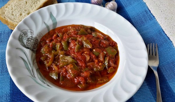 Лятна Яхния с Пресни Чушки и Домати