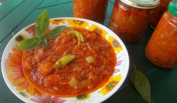 Лятна манджа с чорбаджийки и босилек в буркани
