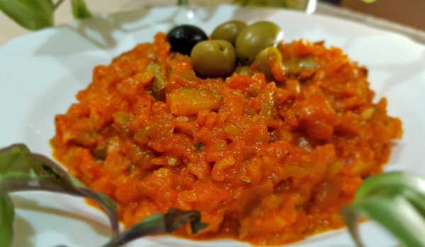 Лятна манджа с тиквички и маслини