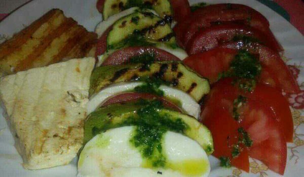 Лятна салата с тиквичка, домати и моцарела