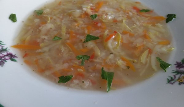 Лятна зеленчукова чорбица с киноа и овесени ядки