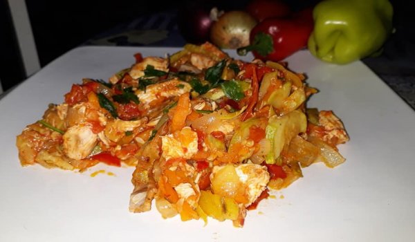 Лятно зеленчуково ястие с пилешко филе