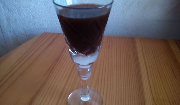 Ликьор от зелени орехчета и червено вино