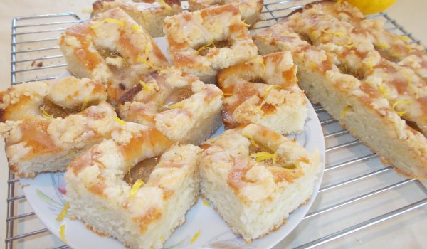 Лимонов сладкиш със смокини и маслени трохи