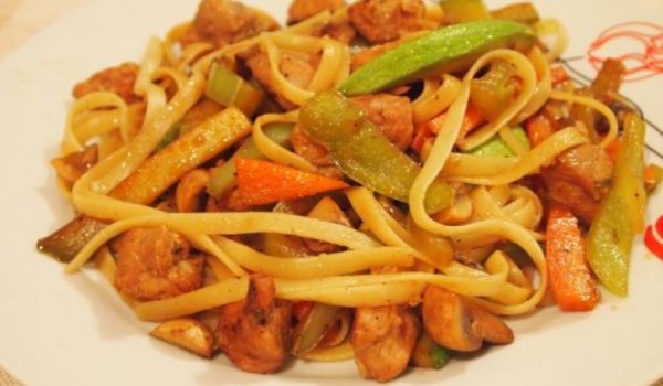 Лингуини със свинско и зеленчуци по китайски