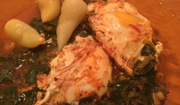 Люта пролетна яхния с поширани яйца