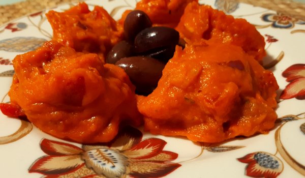 Лютеница с Картофено Пюре и Печени Чушки