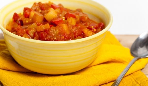 Лютика от сушени пиперки с картофи